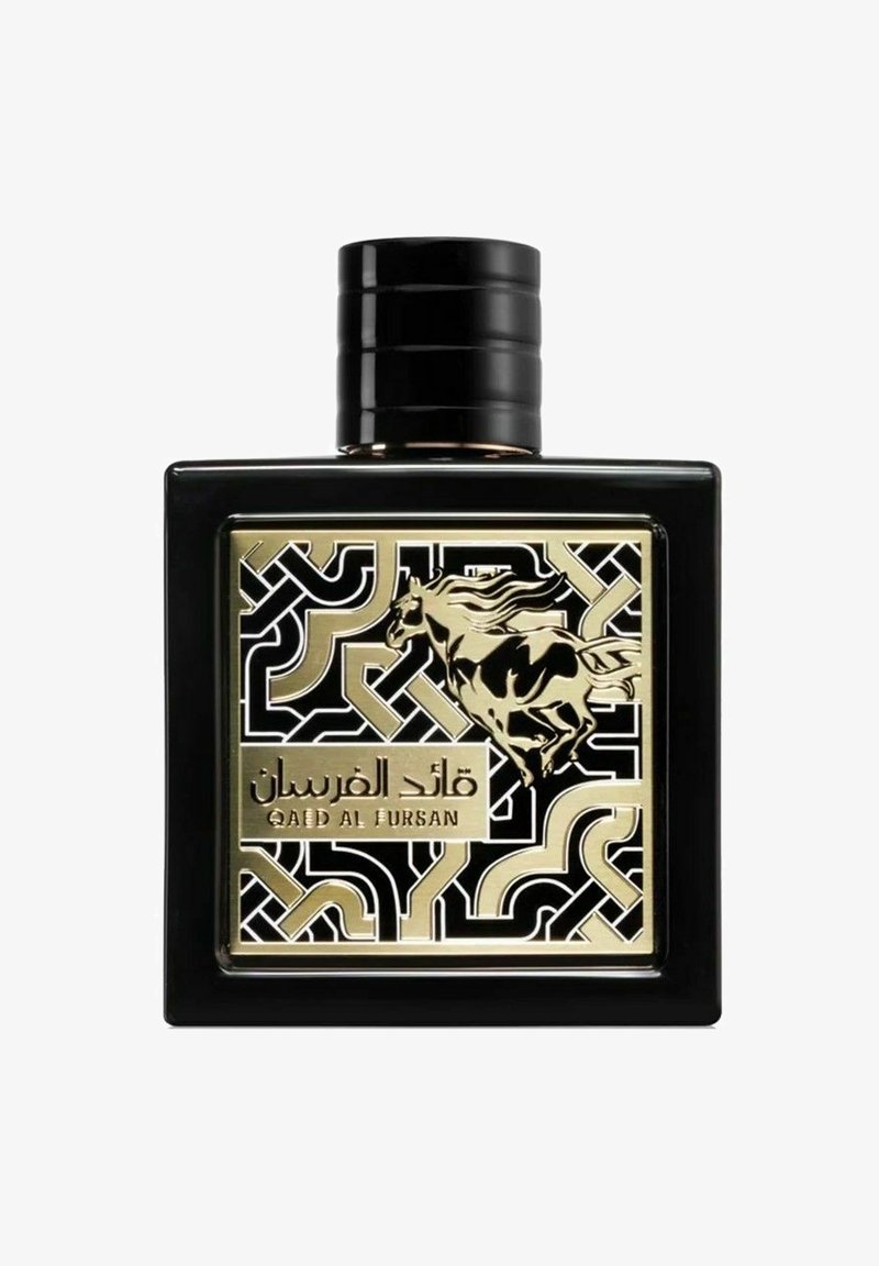 Sort glas parfume flaske med en flad sort hætte, der har et guld hestedesign og geometriske mønstre på en sort baggrund.