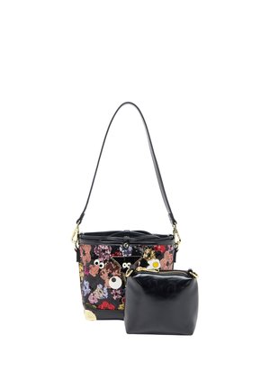 Deux sacs à main, un en cuir noir avec une fermeture éclair, l'autre décoré de sequins colorés et de patchs de dessins animés, tous deux avec des poignées noires.