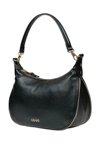 Bolso de hombro de cuero negro con una forma suave, que cuenta con cierre de cremallera y acentos de hardware en tono dorado, logotipo en relieve en la parte frontal.
