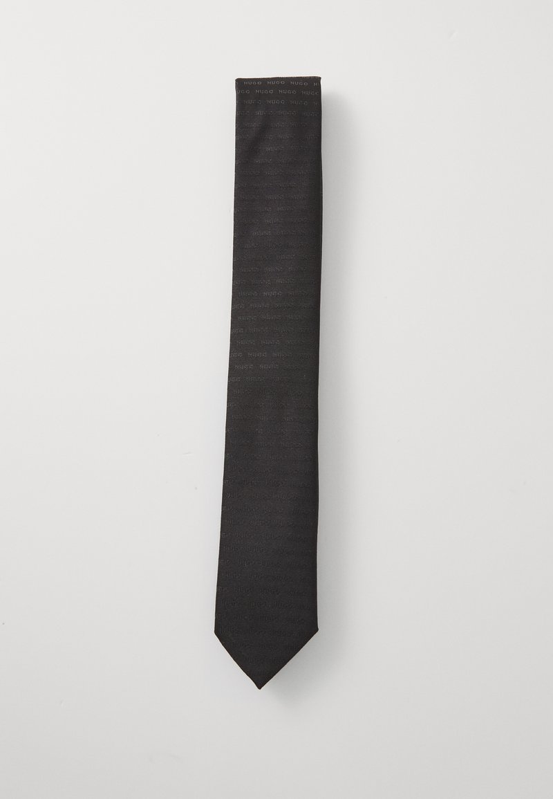 Crna pletena kravata s suptilnim teksturiranim uzorkom i tonom brendiranja. Uski oblik s vrhom, prikladna za službenu odjeću.