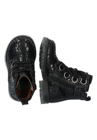 Botas negras hasta el tobillo hechas de un material brillante y texturizado con un patrón de reptil. Presentan cordones, un zipper lateral y una suela resistente.