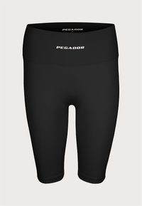 Zwarte sportshorts van rekbaar stof, met een hoge tailleband en een wit logo "PEGADOR" aan de voorkant.