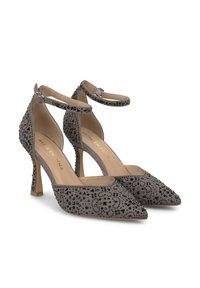 Scarpe con tacco alto in suede grigio, con cinturino alla caviglia, caratterizzate da intricati motivi intagliati e decorazioni sulla parte superiore.