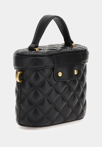 Sort quiltet læderhåndtaske med kort tophåndtag, guldfarvet hardware og rektangulær form på hvid baggrund.