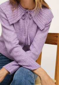 Cardigan in maglina lilla con colletto texturizzato, chiusura a laccio e bottoni sul davanti, caratterizzato da polsini a coste e tessuto morbido.