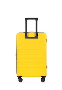 Geel harde koffer met een gladde textuur, vier zwarte wielen en een uitschuifbare zwarte handgreep. Horizontale ribbels voegen patroondetail toe.