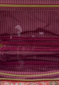 Roze bloempatroon portemonnee interieur met bordeauxrood gevoerd stof, twee vakken en gouden ritsaccenten.