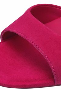 Fuchsia ruskind sandal med krydset remdesign, åben tå og blød tekstur. Letvægtskonstruktion egnet til hverdag.