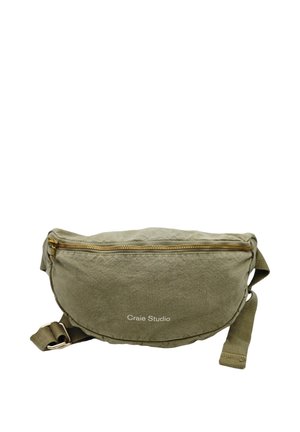 Sac banane en tissu vert olive avec fermeture éclair dorée et sangle réglable, affichant le logo « Craie Studio » sur le devant.