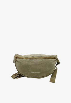 Sac banane en tissu vert olive avec fermeture éclair dorée et sangle réglable, affichant le logo « Craie Studio » sur le devant.