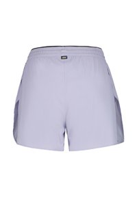 Lila idrottsshorts med en texturerad tyg, elastisk midja och mesh-sidopaneler för andningsförmåga.
