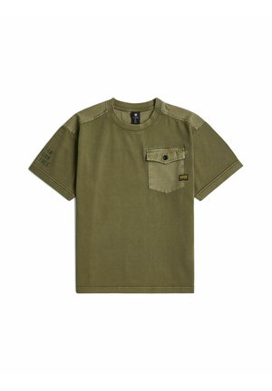 T-shirt vert olive à manches courtes avec poche poitrine boutonnée et petit écusson logo, avec texte imprimé sur la manche gauche.