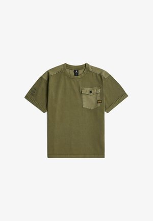 T-shirt vert olive à manches courtes avec poche poitrine boutonnée et petit écusson logo, avec texte imprimé sur la manche gauche.