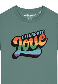 Groen katoenen t-shirt met een regenboogverloop "Vier Liefde" grafiek in vet, speelse letters. Kortemouwen, ronde hals ontwerp.