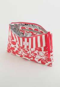 Pungă cu imprimeu floral roșu și alb, cu închidere cu fermoar, având dungi și un interior lucios argintiu. Include un mic buzunar interior.