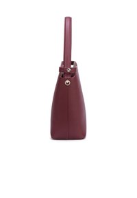 Sac fourre-tout en cuir bordeaux avec une forme structurée, une bandoulière unique et un accent circulaire près du dessus. Fini texturé avec des bords lisses.