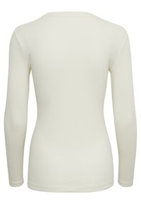 Långärmad topp i ljusbeige randig tyg, med rund halsringning och figurnära silhuett. Slät textur med sömlösa ärmar.