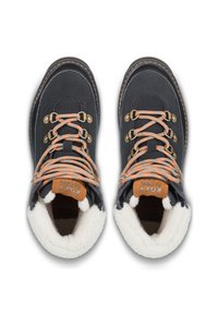 Donkergrijze wandelschoenen met oranje en grijze veters, suède textuur en een faux bont voering. Messing hardware en een gestikte zoolaccent.