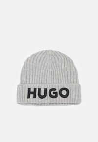 Berretto a coste grigio chiaro con risvolto, caratterizzato da audaci lettere nere che spellano "HUGO" al centro della parte anteriore.