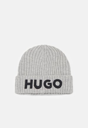 Berretto a coste grigio chiaro con risvolto, caratterizzato da audaci lettere nere che spellano "HUGO" al centro della parte anteriore.