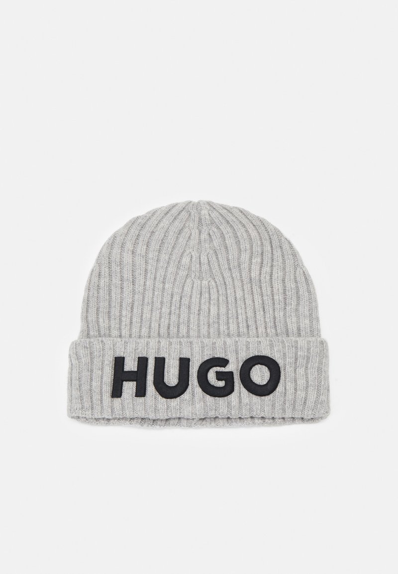 Berretto a coste grigio chiaro con risvolto, caratterizzato da audaci lettere nere che spellano "HUGO" al centro della parte anteriore.