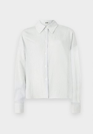 Camicia bianca a maniche lunghe con bottoni, con sottili righe verticali grigie e colletto a punta, su uno sfondo semplice.
