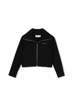 Chaqueta corta negra con cremallera frontal plateada, dos bolsillos en el pecho con solapas y cuello ancho, mostrada extendida sobre fondo blanco.