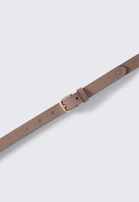 Rudas odinis diržas su auksine metaline sagtimi, turintis tolygiai išdėstytas skylutes reguliavimui ir subtilų įspaustą logotipą šalia sagties.