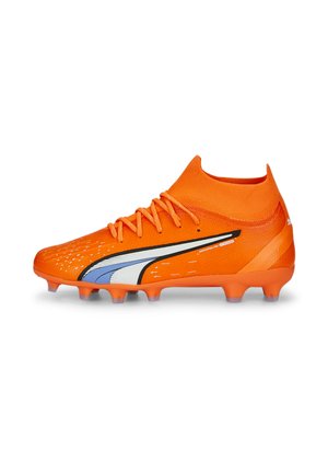 Oranje voetbalschoenen met een laag uitgesneden ontwerp, gestructureerde synthetische bovenkant, zwarte en witte accenten, en een lichtgewicht zool met heldere noppen.