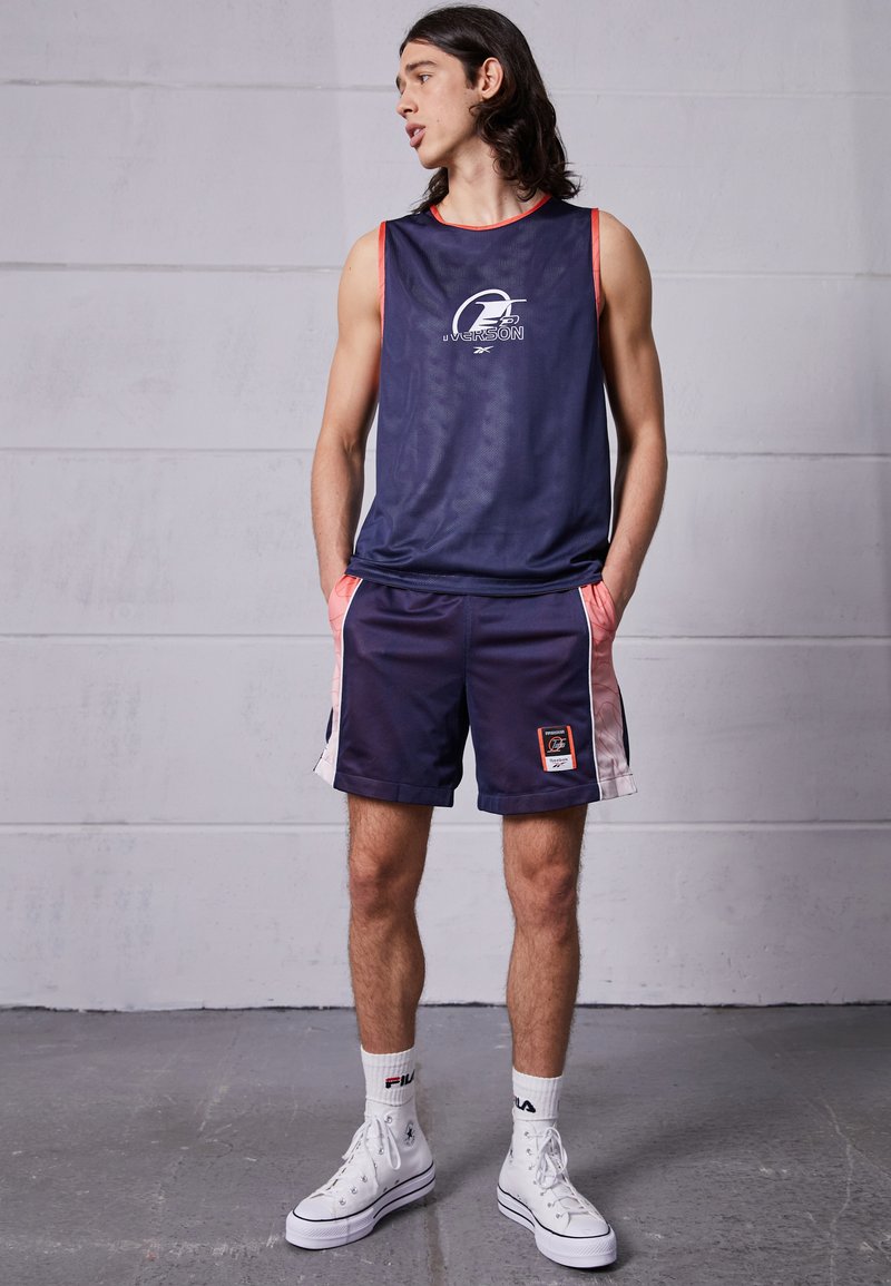 Herren Trainingsanzüge | Reebok Classic IVERSON BALL Shorts vector navy/dunkelblau - FI68170 Herren Trainingsanzüge | Reebok Classic IVERSON BALL Shorts vector navy/dunkelblau - FI68170