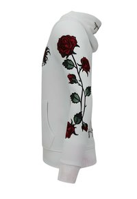 Witte hoodie met grote rode rozenontwerpen op de mouwen, een hoge kraag, geribbelde manchetten en een zak aan de voorkant. Glad textuur met gedetailleerde accenten.
