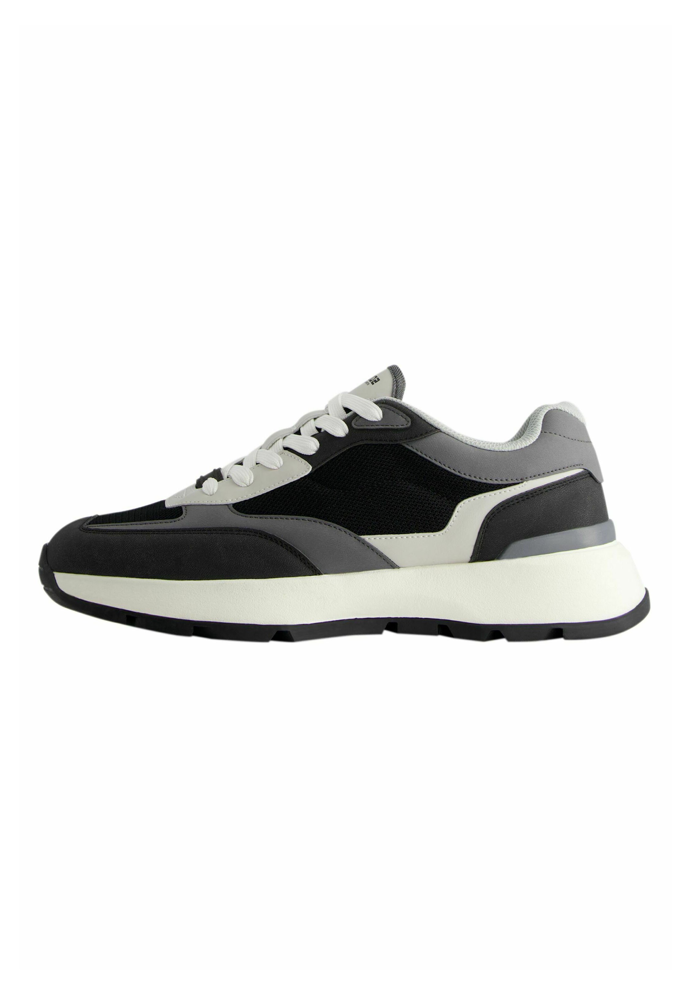 Low top sneakers