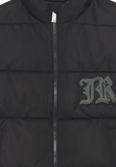 Giacca a vento nera con texture trapuntata, zip frontale e logo ricamato "R" di colore verde scuro sul lato sinistro del petto.
