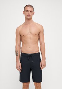 Herren-Badeshorts in einheitlichem Dunkelblau, aus leichtem Material gefertigt. Mit einem elastischen Bund und verstellbarem Kordelzug sowie seitlichen Taschen.