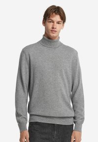 Grauer Rollkragenpullover aus weichem Stoff, mit langen Ärmeln, einem gerippten Hals- und Saumabschluss sowie einer lockeren Passform. Keine sichtbaren Muster oder Akzente.