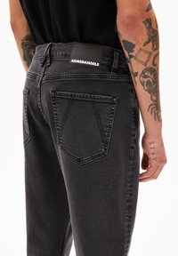 ARMEDANGELS AARJO TARPA - Vaqueros tapered - smoked