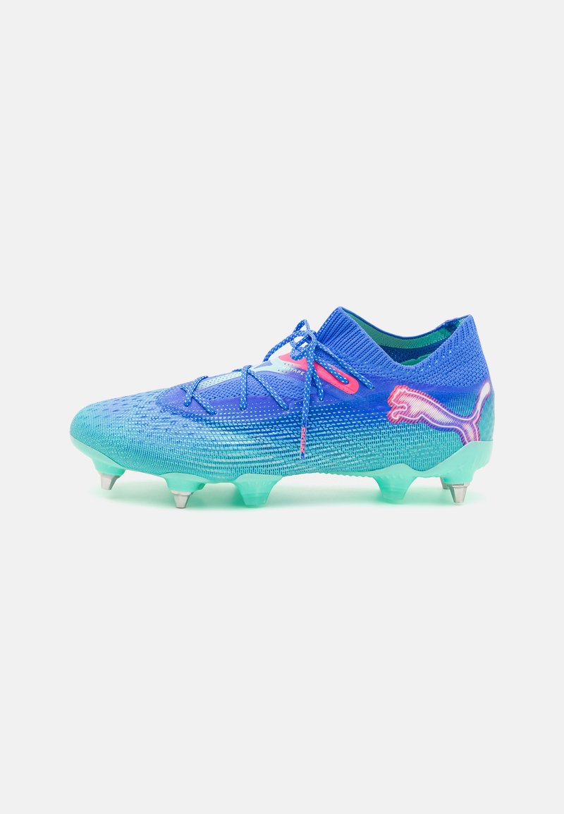 Scarpa da calcio in materiale knit con gradiente blu e verde e accenti rosa. Caratterizzata da una vestibilità aderente, lacci e tacchetti sagomati per una buona trazione.