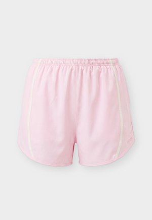 Lyserosa treningsshorts med elastisk midjebånd og hvite vertikale sidestriper på ensfarget bakgrunn.