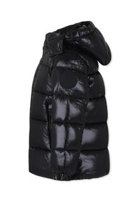 Veste matelassée noire avec une finition brillante, capuche et design matelassé. Elle possède des poignets côtelés et un patch rond avec logo sur la manche.