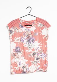 T-shirt floreale con maniche corte, sfondo corallo, fiori viola e bianchi, dettaglio in crochet texturizzato sulle spalle, scollatura tonda.