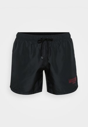 Calções de banho pretos feitos de tecido leve, com uma cintura elástica e cordão, apresentando o detalhe do logótipo vermelho "MOSCHINO SWIM".