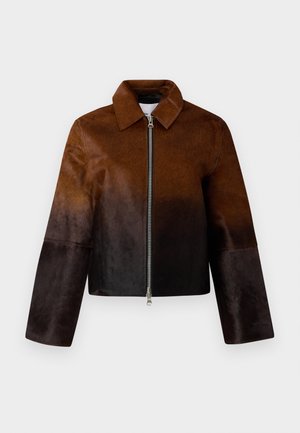 Bruine leren jas met een gradient van licht naar donker, ritssluiting, spitse kraag en een cropped ontwerp met brede mouwen.