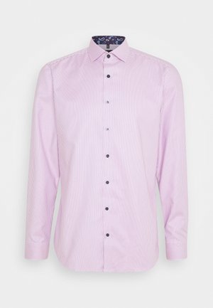Chemise rose à manches longues avec un petit motif à carreaux, boutons noirs sur le devant et col doublé d'un tissu paisley à l'intérieur.