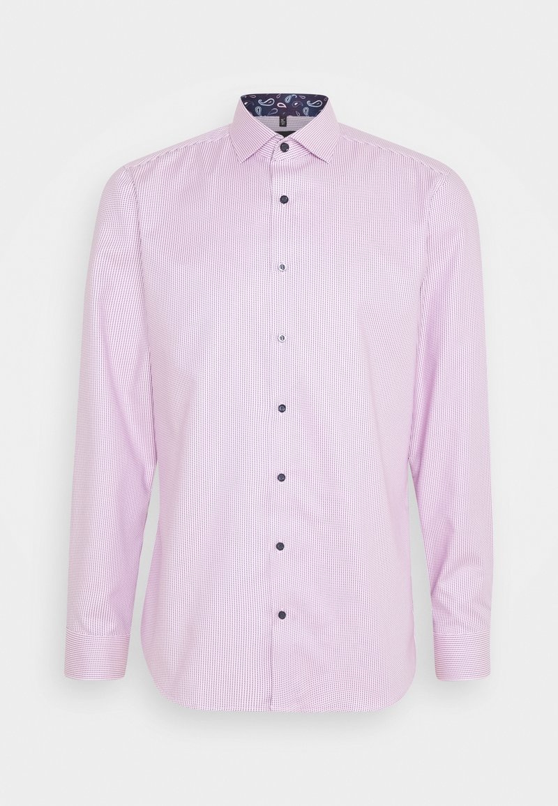 Chemise rose à manches longues avec un petit motif à carreaux, boutons noirs sur le devant et col doublé d'un tissu paisley à l'intérieur.