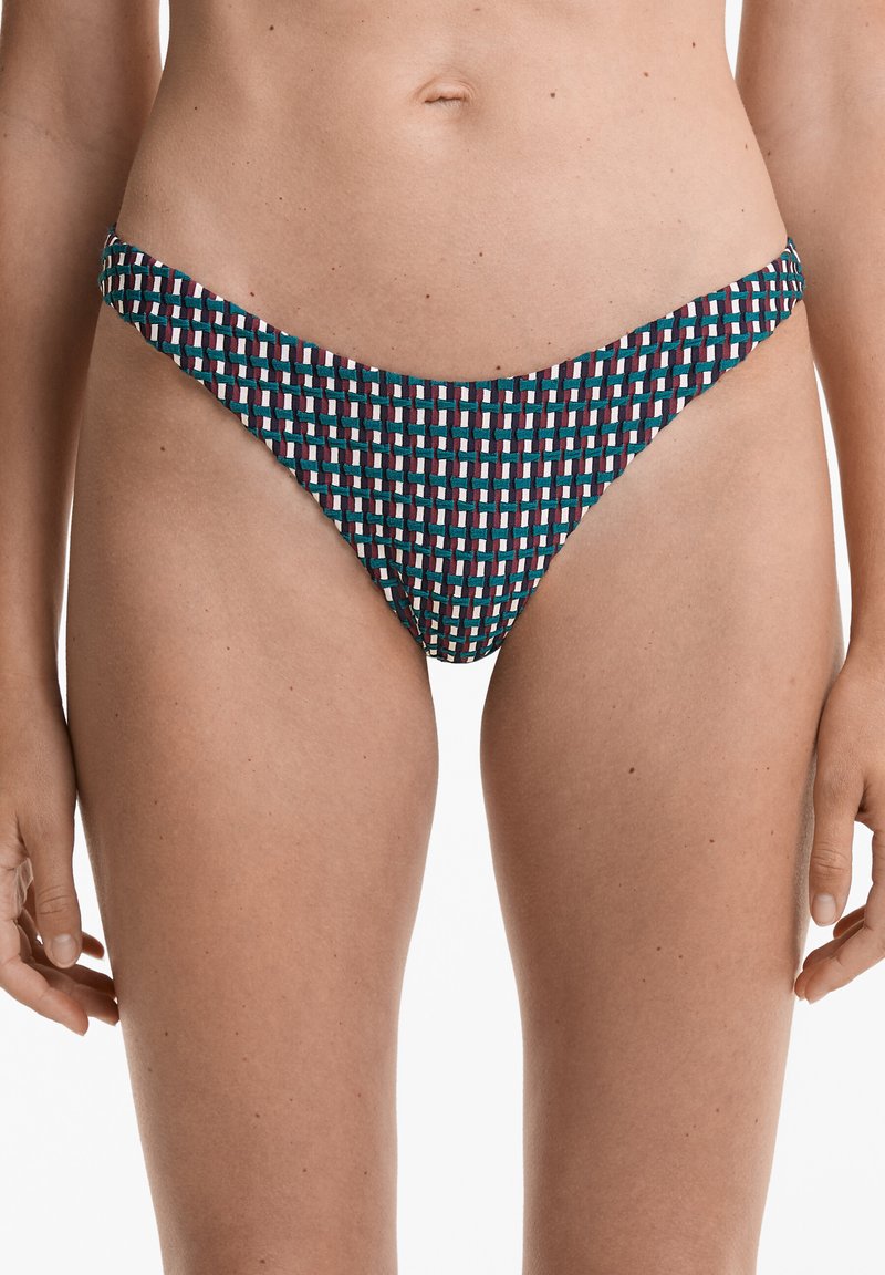 Večbarvni bikini spodnji del z tkanim geometrijskim vzorcem v teal, maroon in belem, z nizkim rezom in minimalno pokritostjo.