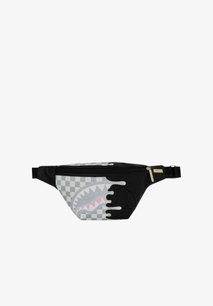 Marsupio a quadri nero e grigio con design della bocca di squalo e cursore della cerniera dorato su sfondo bianco.