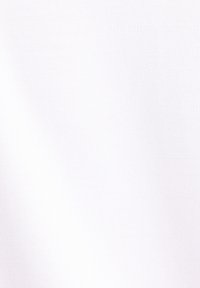 Texture de tissu blanc uni avec un motif de tricot subtil, uniformément éclairée, montrant les détails fins du tissage du matériau.