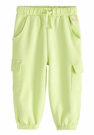 Pantalones deportivos para niños pequeños de color verde claro con cintura y puños elásticos, cordón ajustable, bolsillos laterales tipo cargo y un pequeño parche con el logo de un oso en el bolsillo derecho.