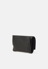 Portafoglio in pelle nera con finitura texture, design compatto e struttura piegata, privo di hardware o dettagli visibili.