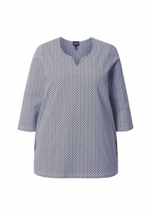 Haut à manches courtes marine et blanc avec un col en V, présentant un motif chevrons. Coupe ample et tissu texturé, offrant confort et respirabilité.